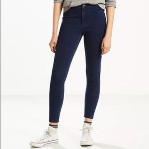 Levi’s Runaround Super-Skinny Jeans